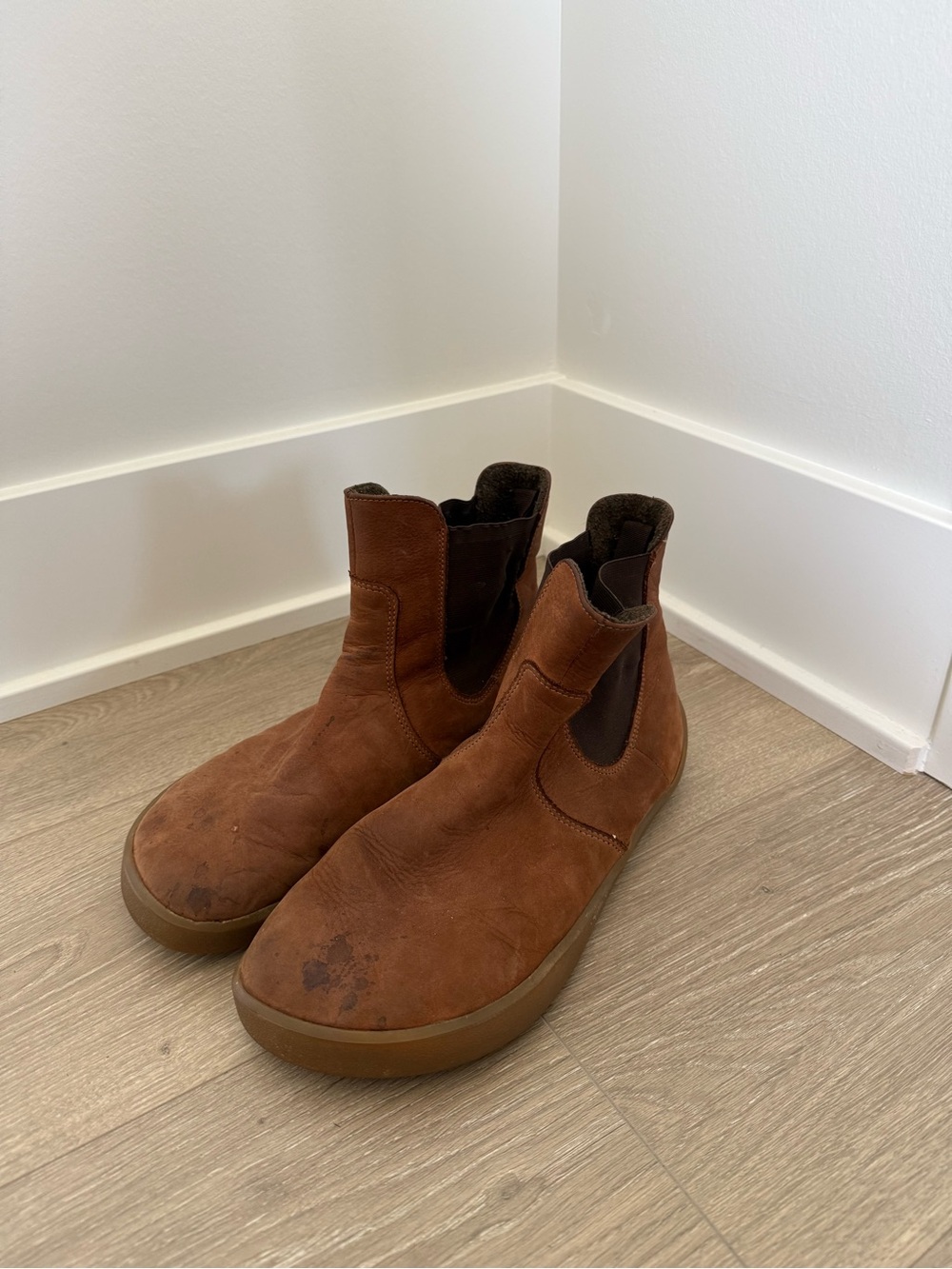 Be Lenka Entice Barefoot Chelsea Boots Womens Size US 9 / EU 40 Brown Leather